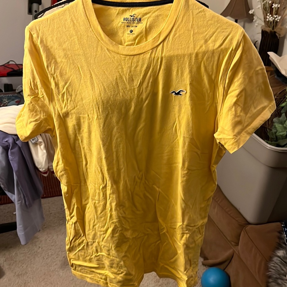 Hollister yellow tee shirt.